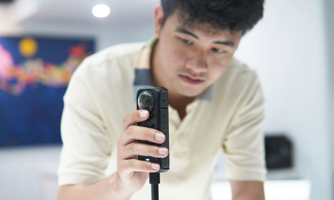 Minh Khánh cùng chiếc camera Insta360 X4 dùng để ghi hình toàn cảnh.