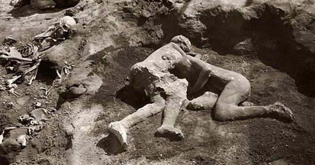 2 thi thể ôm nhau trong đống tàn tro núi lửa, kết quả DNA sau 2.000 năm khiến tất cả ngã ngửa