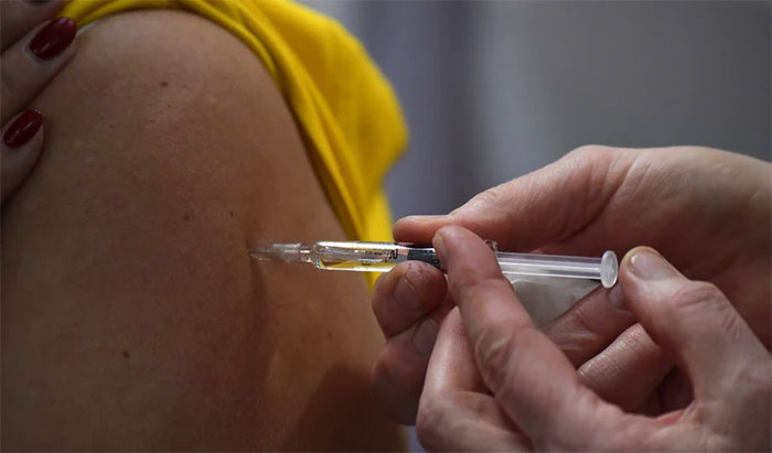 Tiêm vaccine.