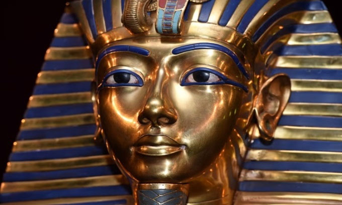 Mặt nạ người chết bằng vàng trong mộ vua Tutankhamun.
