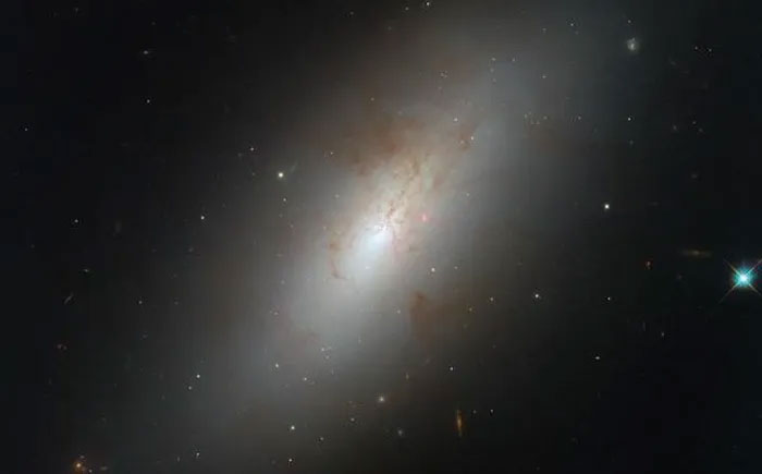 Vật thể gây bối rối NGC 4694