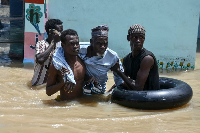 Cứu hộ khỏi lũ lụt ở Maiduguri, Nigeria.