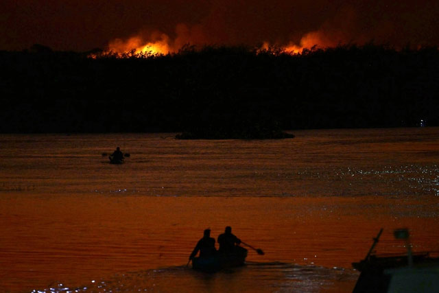 Các đám cháy dọc theo sông Paraguay ở Pantanal, Brazil.