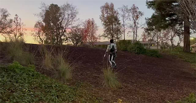 Elon Musk khoe khả năng leo đồi của robot hình người