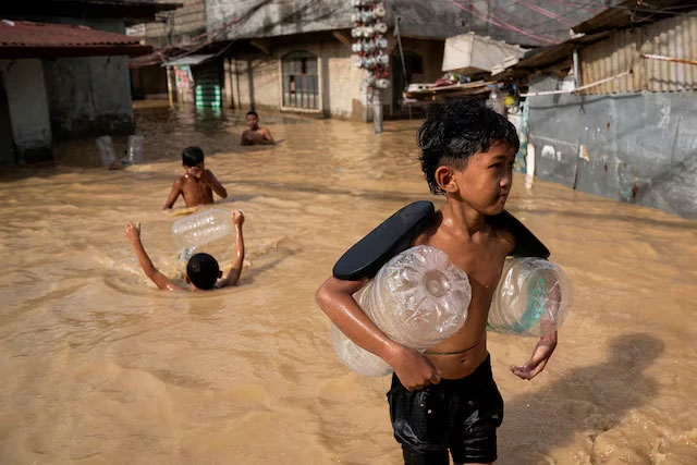 Bão Man-Yi, gây ngập lụt ở Cabanatuan, Nueva Ecija, Philippines.